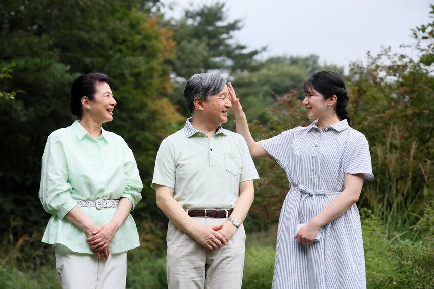 那須御用邸敷地内を散策する天皇ご一家。陛下の頭についた蚊を愛子さまが払い「もう大丈夫」と、にっこり=2024年9月12日午後4時37分、栃木県那須町