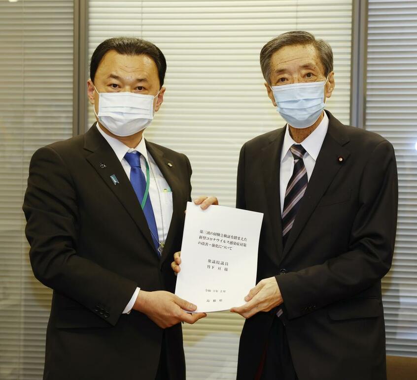 2021年2月、自民党の竹下亘・元総務会長（右）と面会した丸山達也・島根県知事（C)朝日新聞社