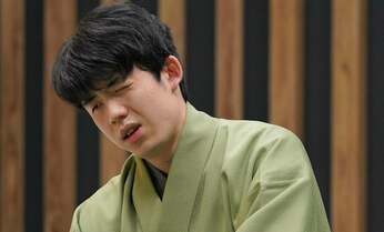 藤井聡太六冠「読みが足りなかったかな」 名人戦で渡辺明名人に今シリーズ初黒星