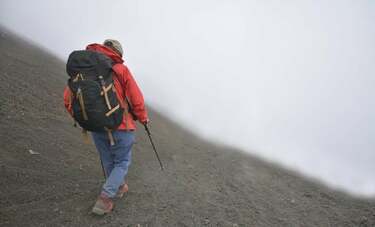 富士山登山で「疲労で歩けない」「体力の限界」と救助要請　高山病や低体温症に注意