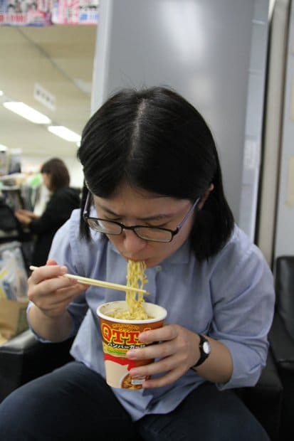 ハンバーガー味を実食。チーズ風味の濃厚スープが圧巻だった(撮影/大塚淳史)