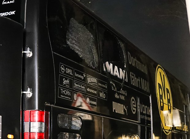 爆破被害を受けたドルトムントのチームバス（写真：Getty Images）