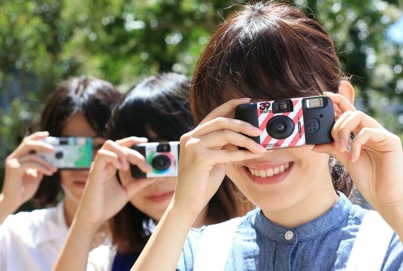 学生にも人気のレンズ付きフィルムカメラ　（ｃ）朝日新聞社
