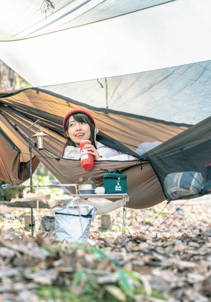 野沢ともみ／アウトドアライター。デザイナー。もともとオートキャンプ派だったが、2018年頃からハイクを始め、荷物もコンパクト化。その過程でハンモックに開眼。今や30種類以上のハンモックを所有するほどのコレクターだ（撮影／澤田聖司）