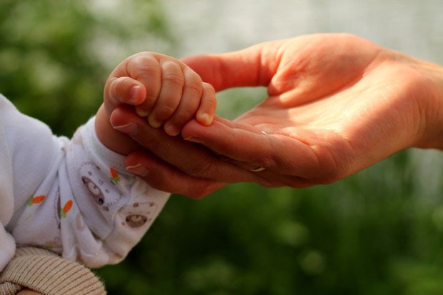 赤ちゃんの脳の発達や運動を促すうえでとても重要な意味を持つ触覚。「触るより触らせる」が重要だという　（※写真はイメージ）