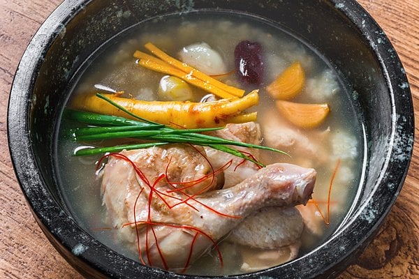 高麗人参が入った「参鶏湯」は、韓国では産後の回復食