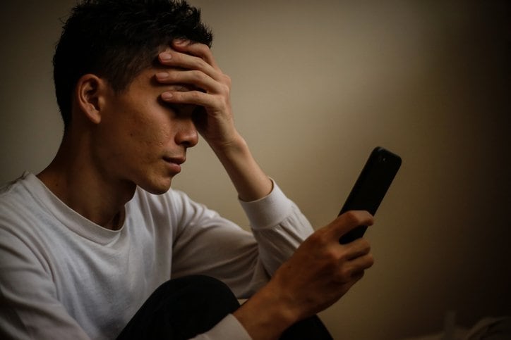 スマホで知らず知らずのうちに、暗い不穏な情報ばかり追い続けてはいないだろうか(写真はイメージ/gettyiamges)