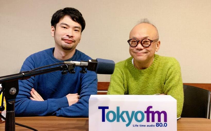 作家の小川哲さん（左）と筆者（提供）