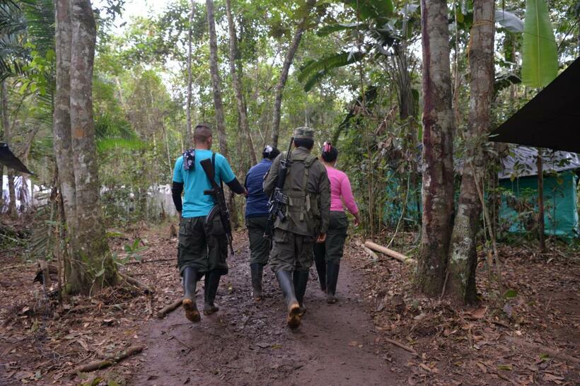 野営地の中を歩くFARCの戦闘員たち　（ｃ）朝日新聞社