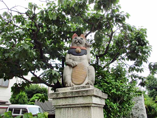 自性院　寺門脇の猫像