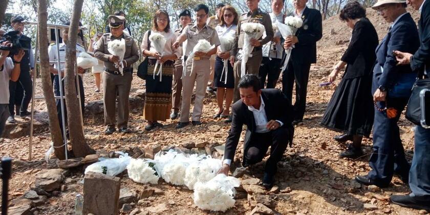 川下智子さんが殺害された現場には、慰霊の石碑が建てられている。日本から訪れた両親だけでなく、タイ政府高官や警察官らも白菊を手向けた／１月14日、タイ北部スコータイで　（写真：川下さん提供）