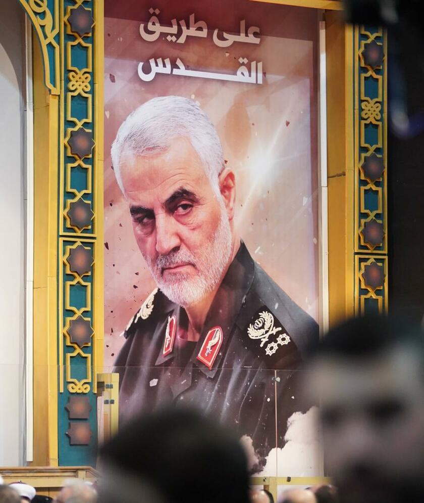 イスラム教シーア派組織ヒズボラの追悼集会で飾られたイランのイスラム革命防衛隊・ソレイマニ司令官の写真　（ｃ）朝日新聞社