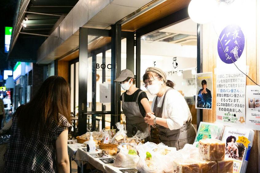 神楽坂の「かもめブックス」の軒先で週3日開く「夜のパン屋さん」。自家製天然酵母にこだわったパンや人気の総菜パンが並び、仕事帰りや犬の散歩中に立ち寄る人たちがお目当てのパンを買っていく(撮影/植田真紗美)