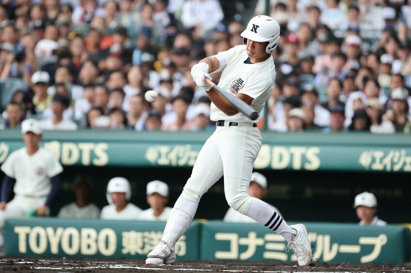 一回裏、先制適時打を放つ日大三・本間(撮影/写真映像部・馬場岳人)