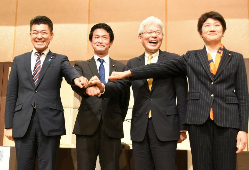 立憲民主党の代表選で、討論会を終えてグータッチする（左から）泉健太、小川淳也、逢坂誠二、西村智奈美各衆院議員。泉氏が新代表に選出された／11月25日、横浜市