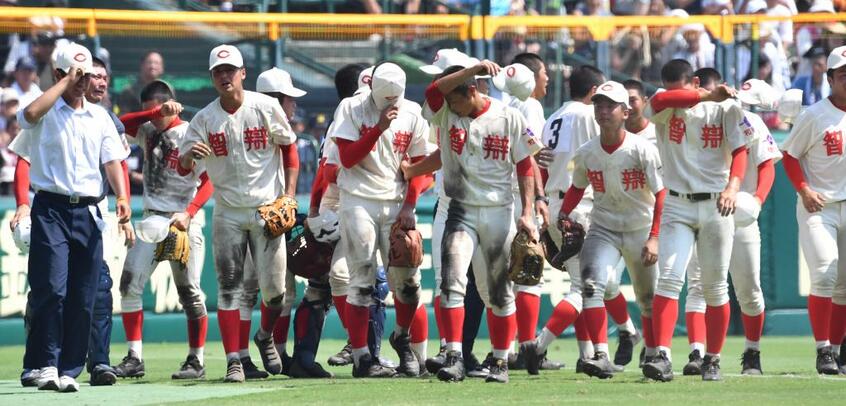 スタンドの応援団へのあいさつを終え、ベンチに向かう智弁和歌山の選手たち (C)朝日新聞社