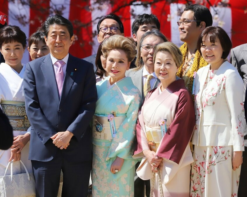 安倍元首相が主催した「桜を見る会」に出席した際の高島礼子(左端、写真:つのだよしお/アフロ)