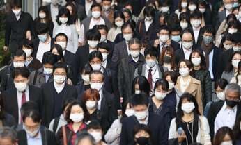 「脱マスク」の政府見解に悲鳴 「マスクを外せない人」たちの背景に匿名性と安心感