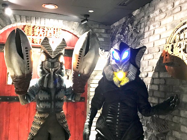 「怪獣酒場　新橋蒸溜所」店長のメフィラス星人（右）とバルタン星人が出迎えてくれた。　(C)円谷ﾌﾟﾛ
<br />