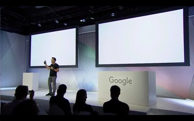 Nexus 5Xを手にプレゼンを行うグーグルのデイブ・バーク副社長