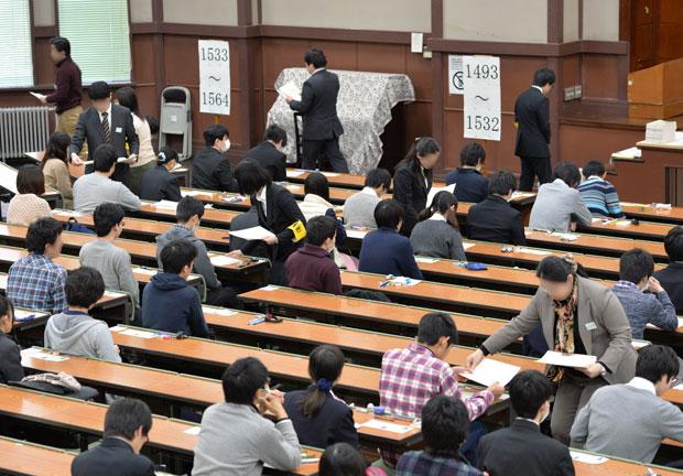 センター試験を待つ受験生たち　（ｃ）朝日新聞社　（※写真はイメージ）