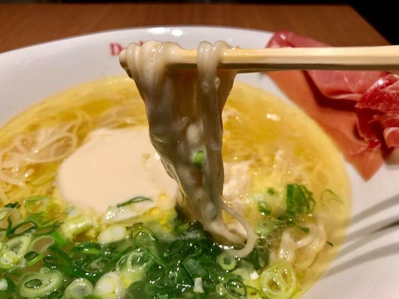 チーズを麺に絡めて（筆者撮影）