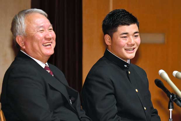 北海道日本ハムファイターズから１位指名された清宮。和泉監督（左）の晴れやかな表情からホッとした心境がうかがえる（ｃ）朝日新聞社