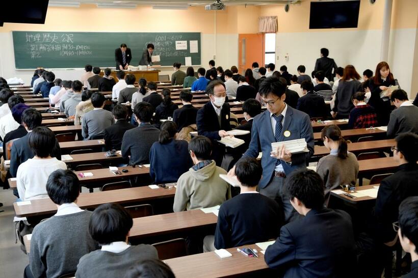 共通テストは鉛筆を忘れないようにしよう。写真は２０２０年センター試験会場（ｃ）朝日新聞社