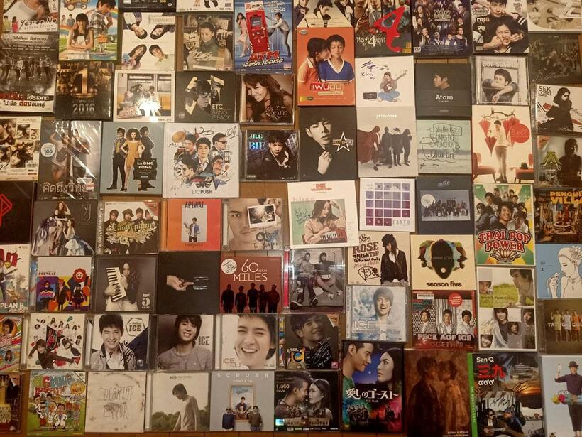 Yukikoさんが所蔵するタイのCDとDVDのコレクション（photo　Yukikoさん提供）