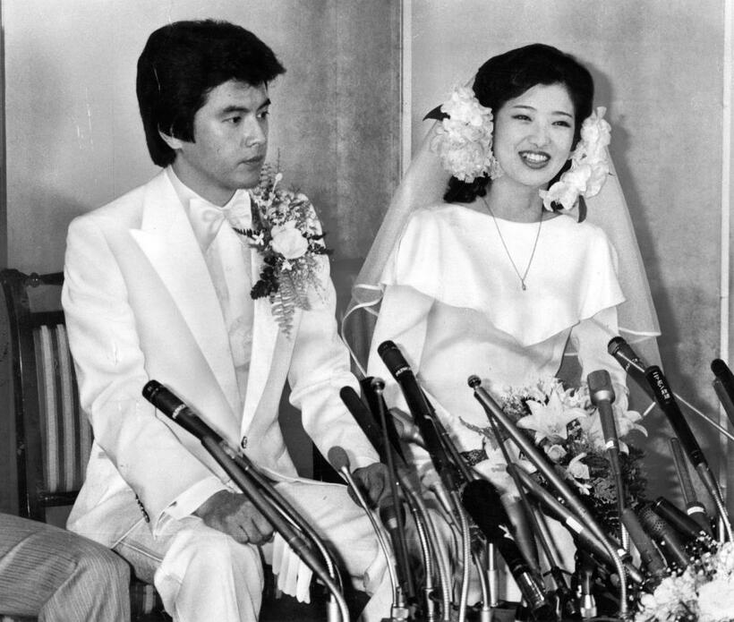 1980年、披露宴前の記者会見で、花嫁姿のままの山口百恵さんと、新郎の三浦友和さん　（ｃ）朝日新聞社 