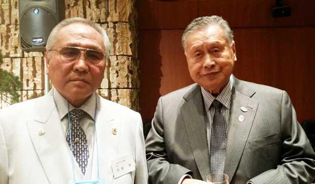 東京五輪組織委員会の森喜朗会長（右）と山根会長