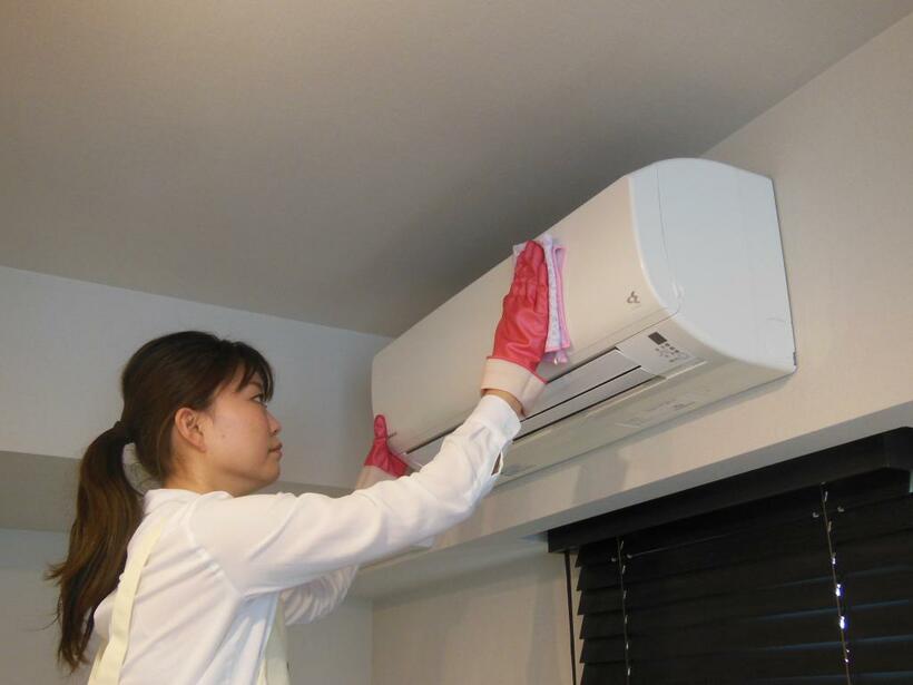エアコンの周囲はホコリが取れるモップや雑巾を用いる。洗剤を使うときは二度拭きいらずのものを使うと便利　（ダスキン提供）