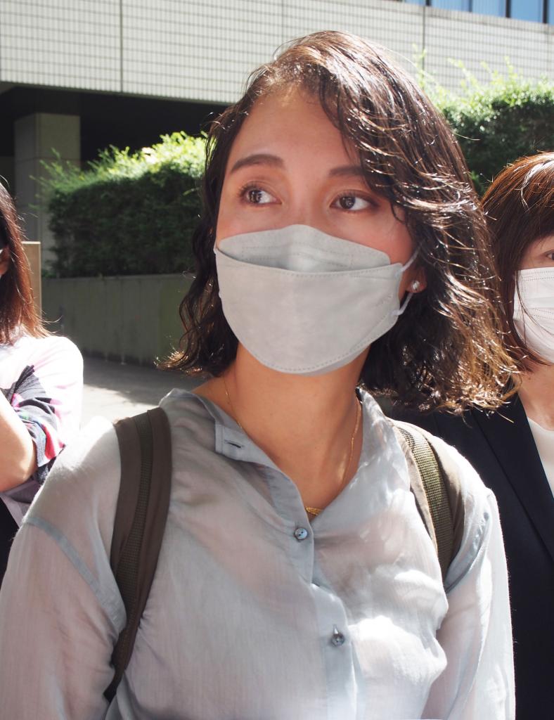 控訴審終了後、取材に応じる伊藤詩織さん。時折、目に涙を浮かべ言葉を詰まらせた（撮影／編集部・野村昌二）