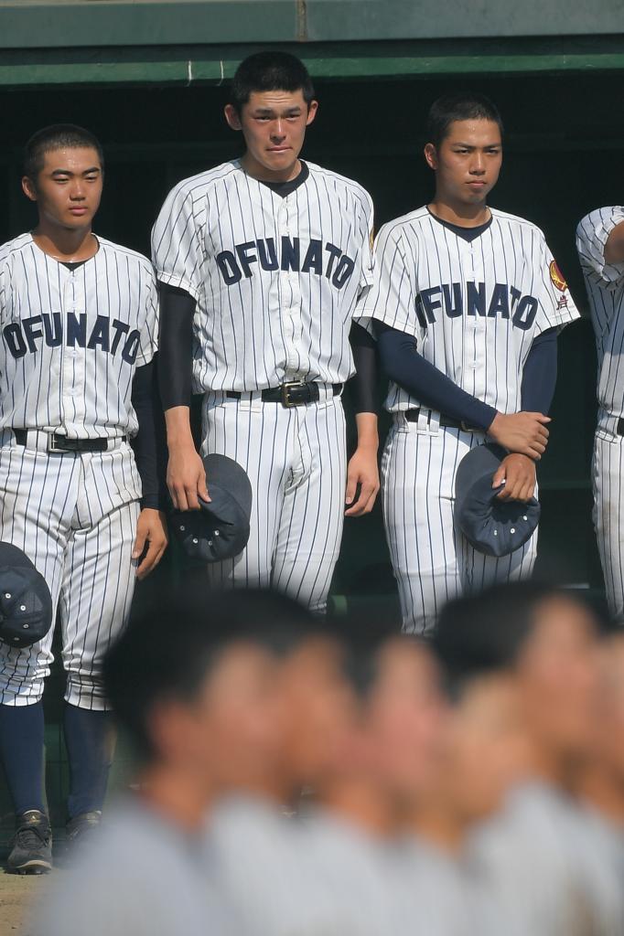 優勝した花巻東の校歌を聞く佐々木朗希投手（左から２人目）。その心境は果たして…。（c）朝日新聞社