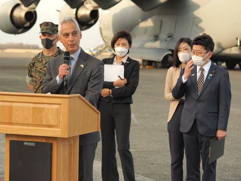 ３月１６日、米軍横田基地。物資を積み込むＣ１７輸送機の前で話す米国のエマニュエル駐日大使（左から２人目）