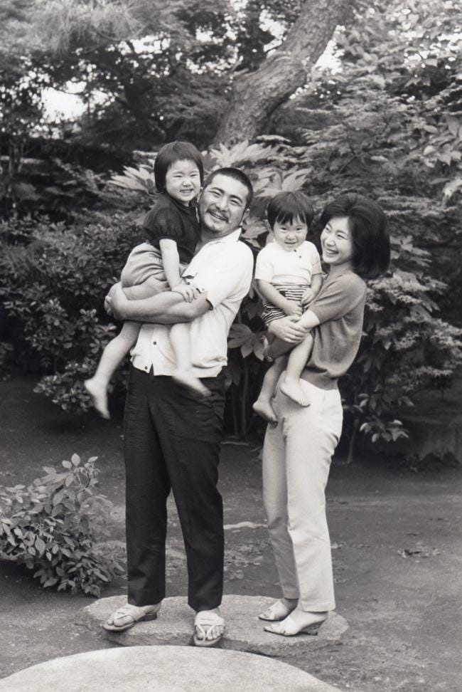 勝新太郎さんと子どもたちとの貴重な家族写真（写真＝本人提供）