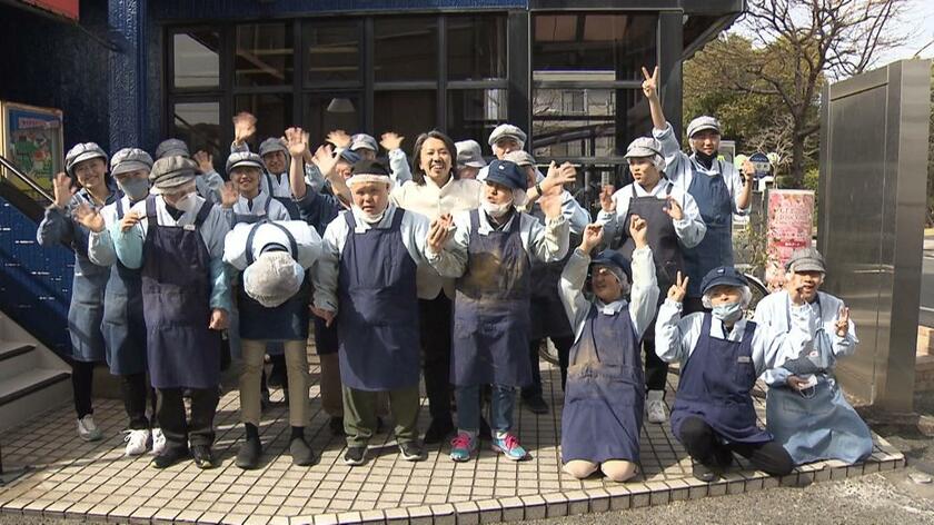 「チョコレートな人々」（鈴木祐司監督（ｃ）東海テレビ放送）　なぜ、チョコレートなのか？　障がいをもつスタッフと経営者が菓子生産に取り組んだ２０年近い歩み。現実と格闘しながら、ひとりを見捨てない久遠（くおん）チョコレート創業者・夏目さんのまなざし。ポレポレ東中野（東京）、名古屋シネマテークほかで公開中。