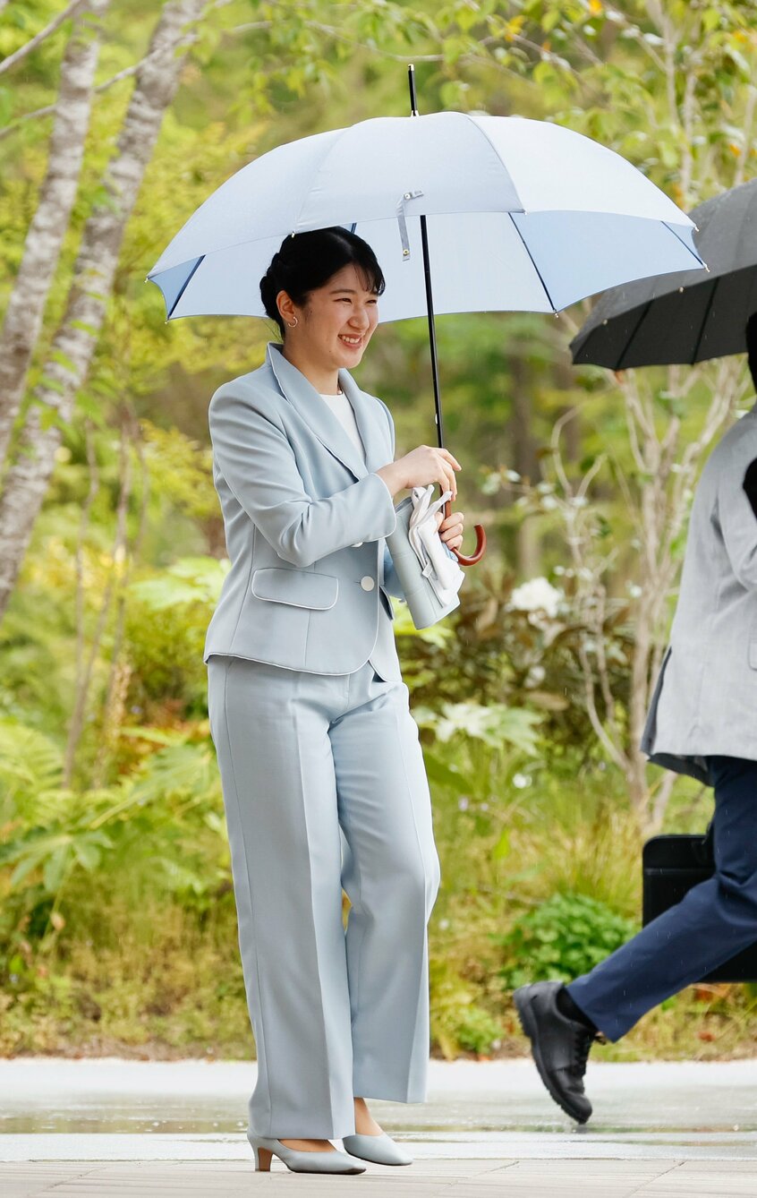 大阪・関西万博会場の「EARTH MART」に到着した愛子さま。水色のパンツスーツスタイルは、「母の雅子さまにそっくり」との声も=2025年5月9日午後3時28分、大阪市此花区