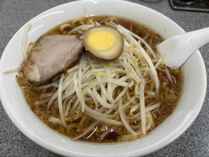 1952年創業「喜楽」の中華麺。一杯850円。具はチャーシュー、味玉、モヤシ、揚げネギ。麺は太めストレート(筆者撮影)