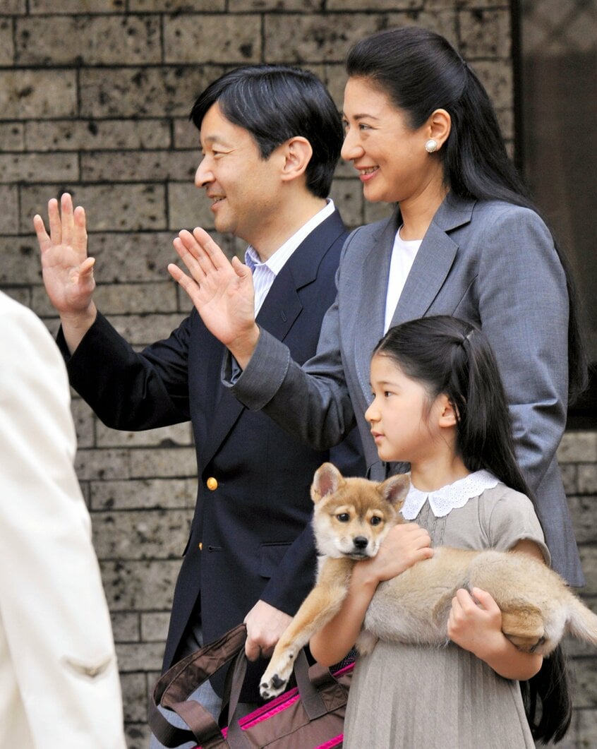 愛犬「由莉」を抱いて宮内庁の御料牧場に向かう、皇太子時代の天皇陛下と皇后雅子さま、長女愛子さま=2009年5月、宇都宮市の宇都宮駅前