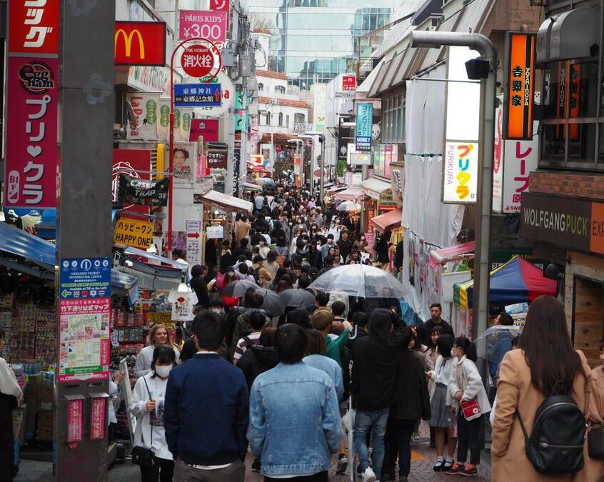 原宿の竹下通りを練り歩く若者たち(撮影・岩下明日香)
