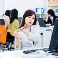 パソコン作業の疲れの原因は「位置」や「高さ」 疲れが蓄積するNGなデスク環境をトレーナーが解説