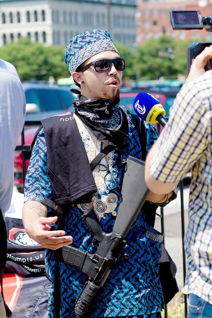 共和党大会のあったクリーブランドで、殺傷能力が高い自動小銃を身につけてアピールする男性。対する民主党は、自動小銃の規制を主張している（撮影／Ｍｏｒｇａｎ　Ｆｒｅｅｍａｎ）