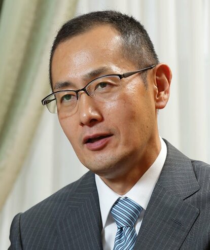 京都大学iPS細胞研究所所長山中伸弥(やまなか・しんや)1962年、大阪府生まれ。神戸大学医学部卒業、大阪市立大学大学院医学研究科修了。米国グラッドストーン研究所博士研究員を経て、2003年奈良先端科学技術大学院大学遺伝子教育研究センター教授。10年4月から京都大学iPS細胞研究所所長。ヒトの皮膚細胞からiPSを作り出すことに成功し、10年京都賞先端技術部門受賞、12年ノーベル医学生理学賞を受賞した(撮影/写真部・松永卓也)