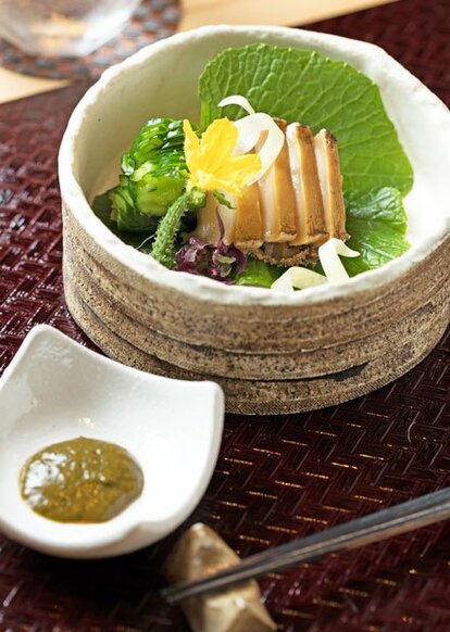 蒸し鮑今年5月に新装開店した青山・骨董通りのカウンター割烹。「蒸し鮑」は旬の三陸産黒鮑を蒸し、昆布だしで煮たあと、漬け地で味を含ませる。ほどよい弾力とうまみが格別で、そのまま食べても美味だが、青のりを加えた肝醤油をつけると磯の風味が加わり酒との相性もよし。コース料理(8000円〜)の一品で用意。要予約。税別