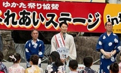 ゆかたまつり会場の斎藤知事（中央）