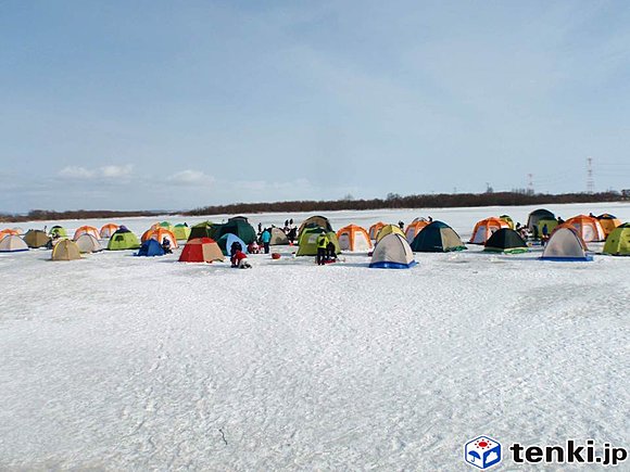 茨戸川　氷上のテント（2017年2月4日）　撮影：日本気象協会北海道支社 佐藤 雅義