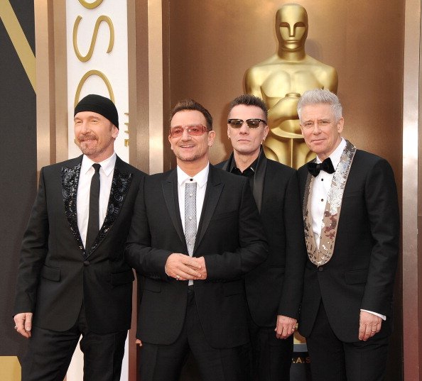 U2、ボノの怪我でテレビ番組への出演を延期