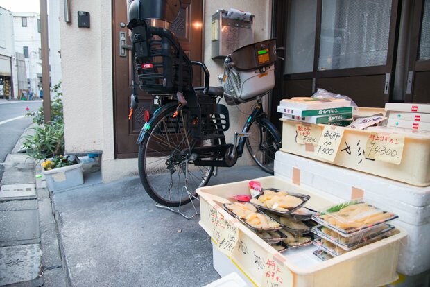 １２月２４日、墨田の曳舟にある地元の方々に大人気の鮮魚店「やまちゃん」をたずねた。正月支度の品は、クリスマスが終わってからとのことだった