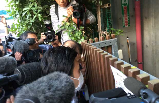 騒然とした雰囲気に包まれた強制捜査の現場 (筆者撮影)